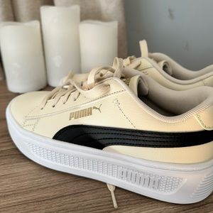 Women’s size 7 puma sneakers